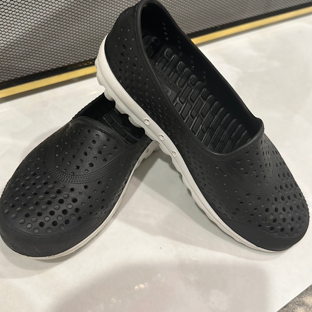 SKECHERS KIDS ADORABLE FLATS IN RUBBER SIZE 1